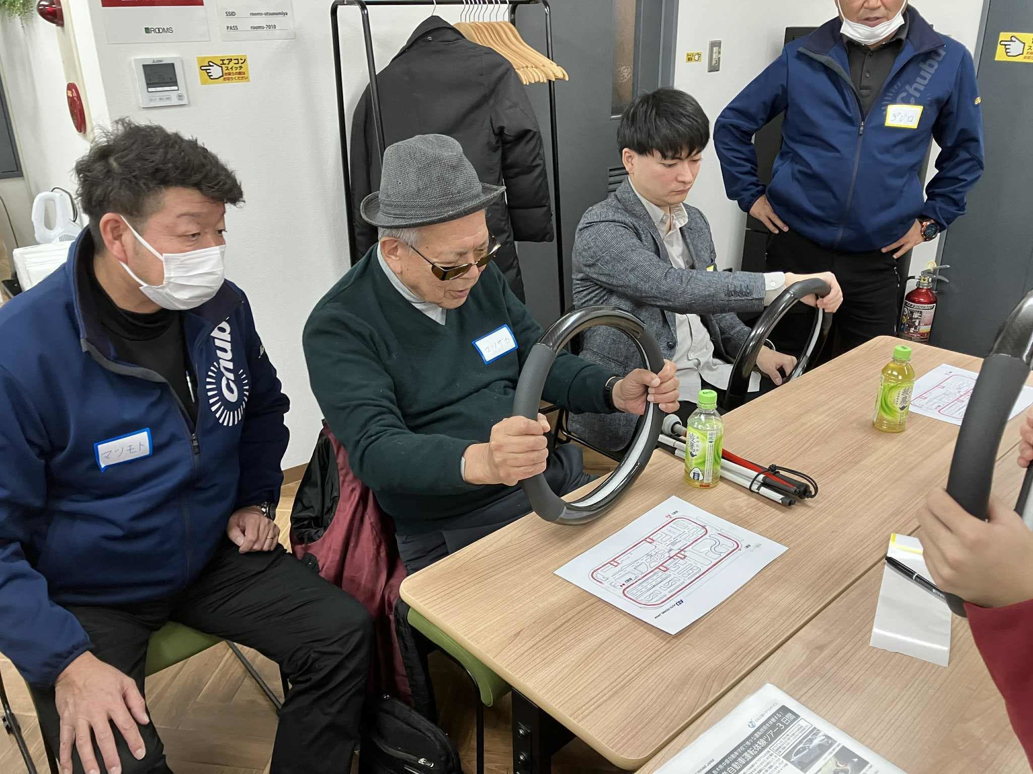 5枚目の写真は、2025年12月13日に開催された自動車運転体験ツァーでの運転体験の様子（栃木県中部自動車学校にて）